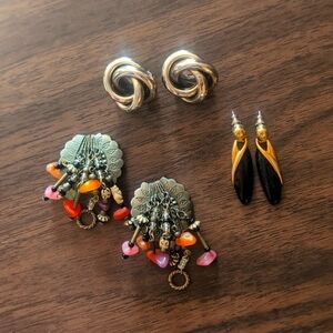 Lot of 3 pairs of vintage earrings, bronze, gold-tone, black